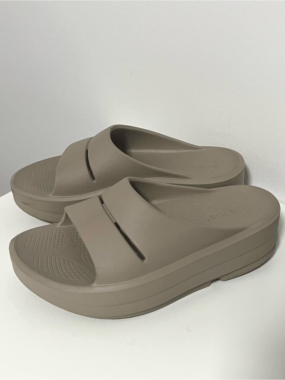 Oofos OOmega OOahh Slide Sandals Nomad Beige Womens 8